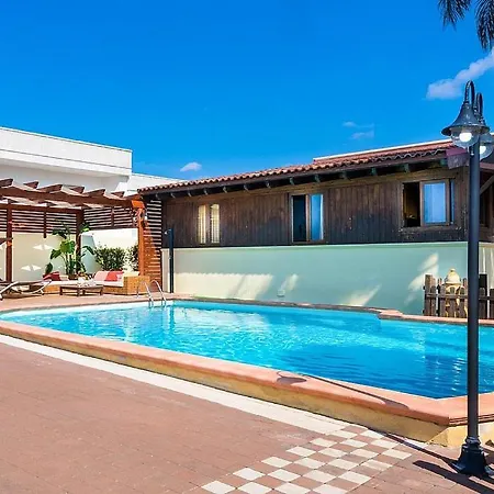 Sleeps 9 Pool Air Con 别墅