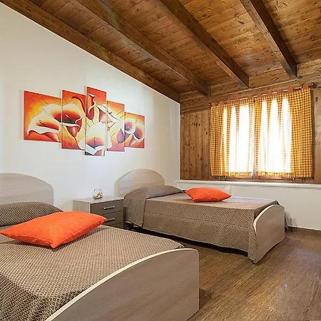 Sleeps 9 Pool Air Con 玛丽娜迪曼卡维萨